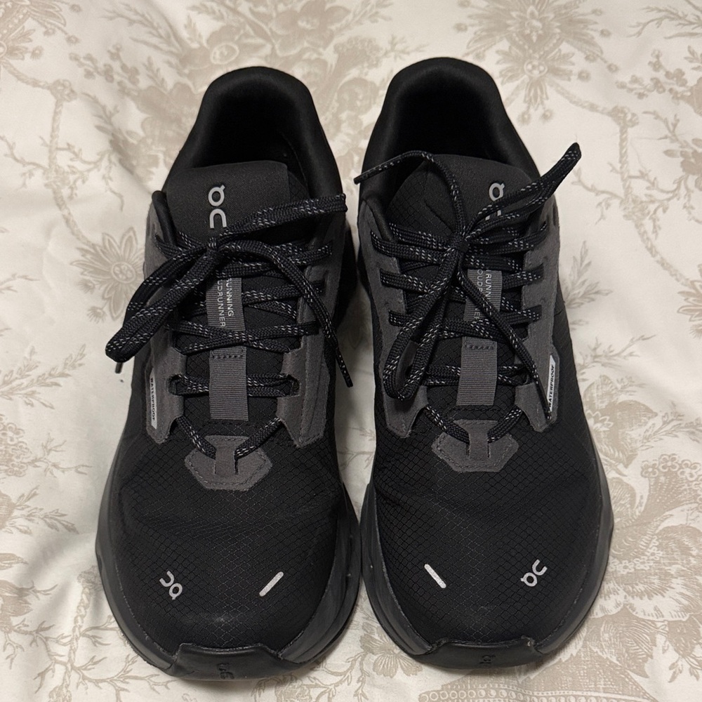 On Running women’s size 7 cloud runner 2 Athletic Shoes waterproof